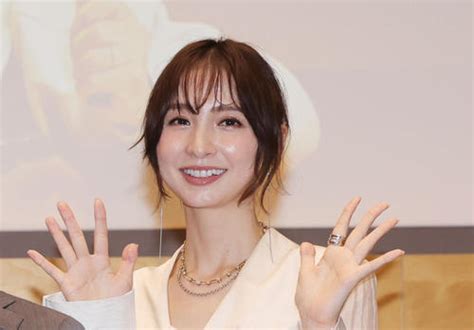 篠田麻里子、肩出しドレスで“美バスト＆美鎖骨”披露。